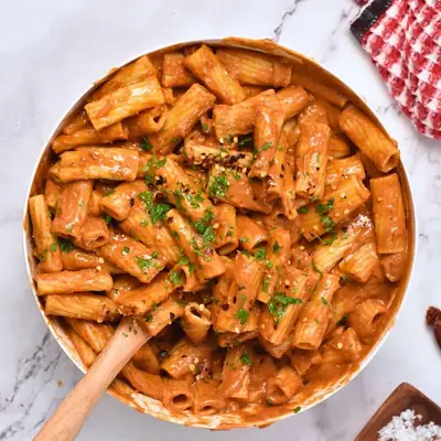 Mix sauce pasta with veggies